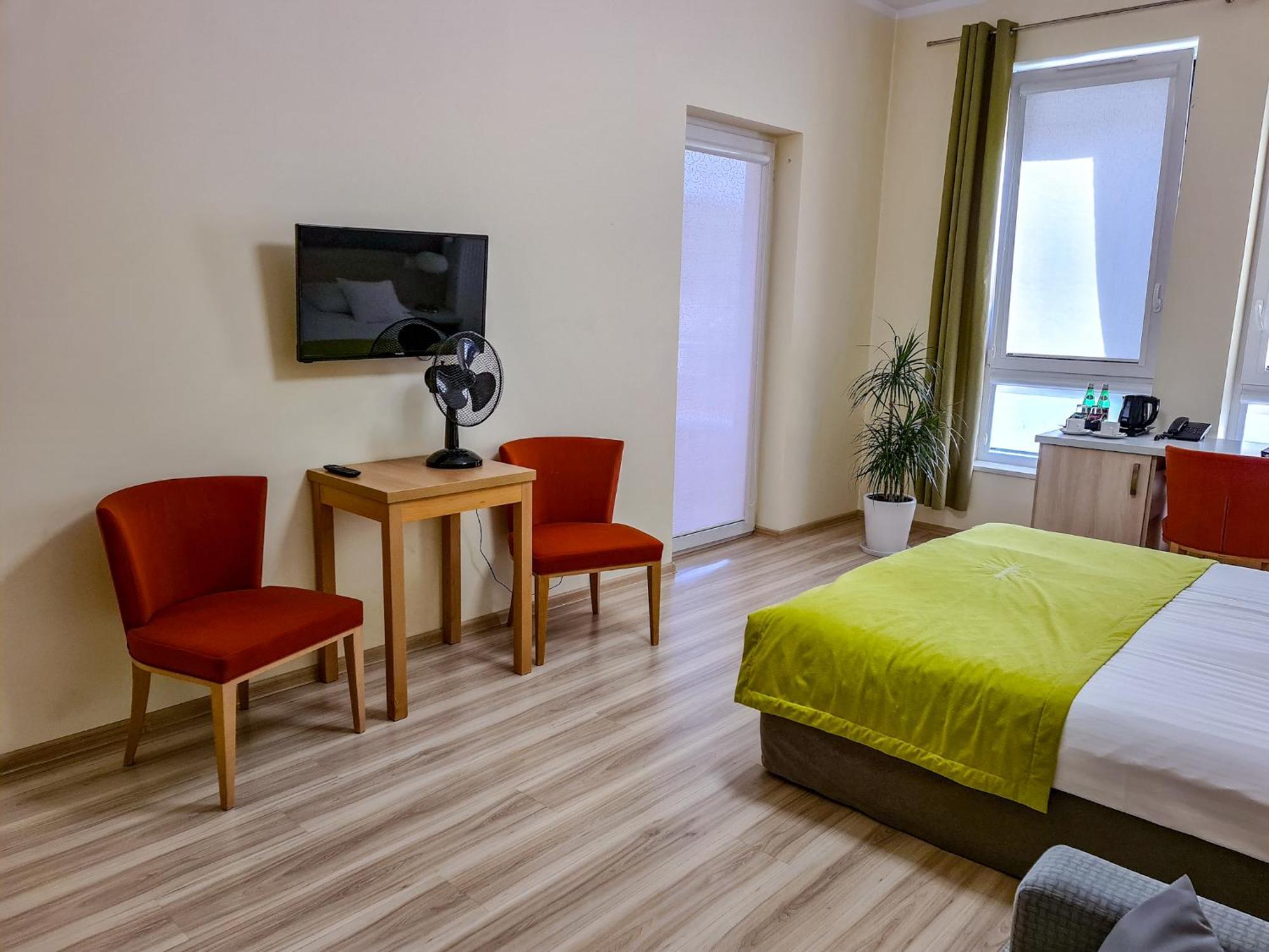 Antoninska Hotel & Apartamenty Лешно Экстерьер фото